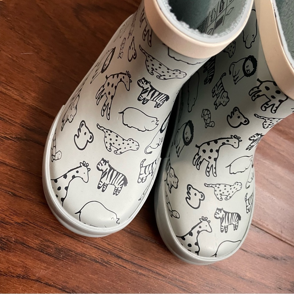 H&M rain boots size 7 1/2. Light blue with animals. New with tags!